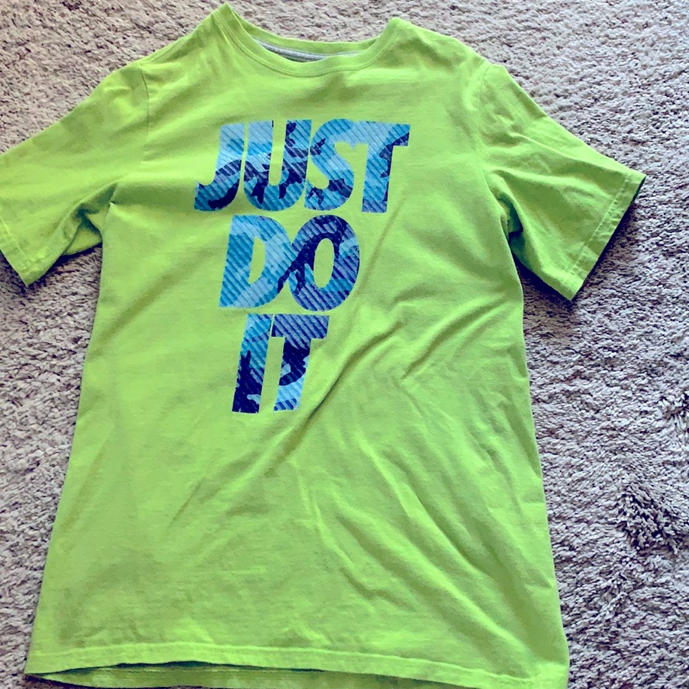Big boys Nike shirt Large